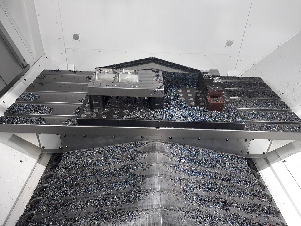 Okuma GENOS M660-VE - masă mare de lucru