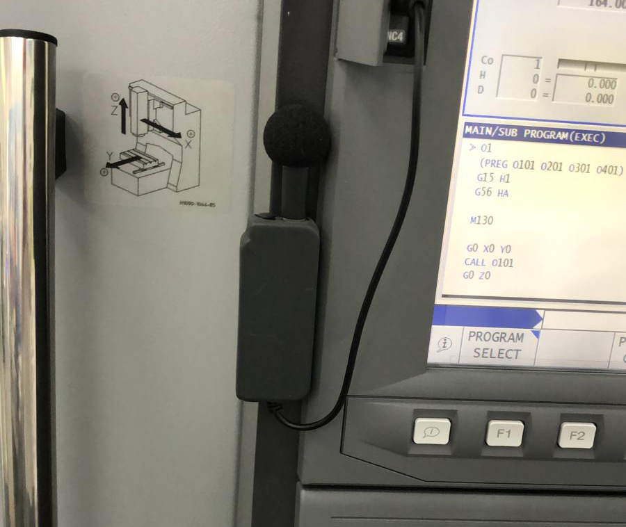 Microfon atașat magnetic pe panoul de comandă OSP